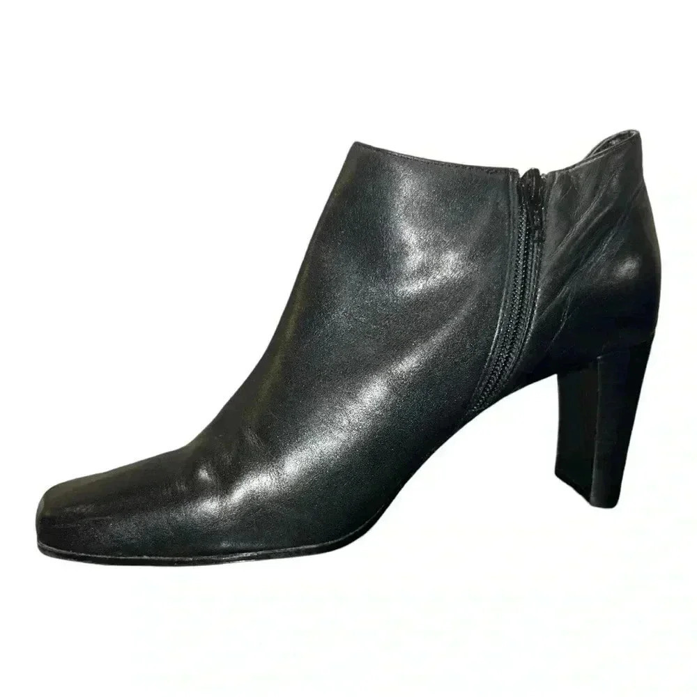 Jennifer Moore Black Leather Ankle Boots Sz 8.5 Pre-loved